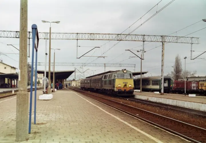 Pociąg PKP na stacji w Laskowicach Pomorskich.