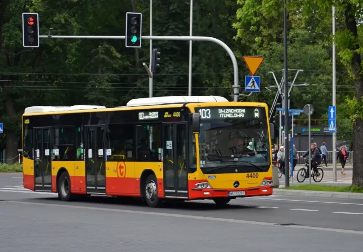 Autobus linii 103 w Warszawie, żółto-czerwony, jedzie ulicą. Na wyświetlaczu widnieje "DW. ZACHODNI (TUNELOWA)".