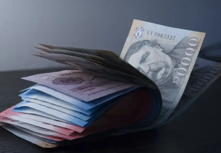 Stos banknotów, w tym 20 000 forintów, symbolizuje walutę w Budapeszcie.