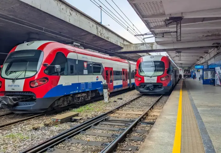 Dwa pociągi WKD na stacji Warszawa Raków. Jeden z nich, EN97-007a, stoi bliżej, gotowy do odjazdu.