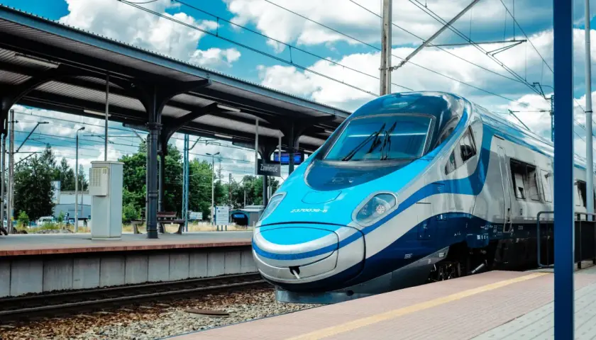 Błękitno-srebrny pociąg Pendolino na stacji Zawiercie, gotowy do podróży.