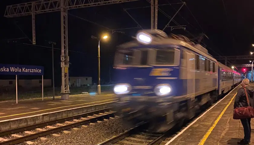 Nocny pociąg korsarz mija stację Wola Karsznice.