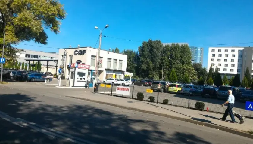Gdzie zaparkować przy dworcu PKP Katowice? Ceny, opcje, porady