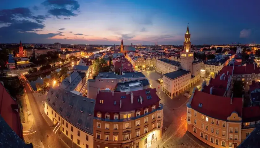Wieczorny widok na Opole z ratuszem i kanałem. Idealne miejsce na wycieczki weekendowe z Opola, pełne urokliwych kamienic i świateł.