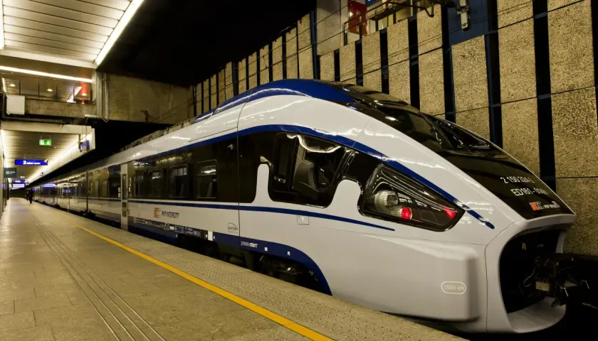 Nowoczesny pociąg PKP Intercity Pesa Dart na peronie, gotowy do podróży z Rzeszowa do Gdańska.