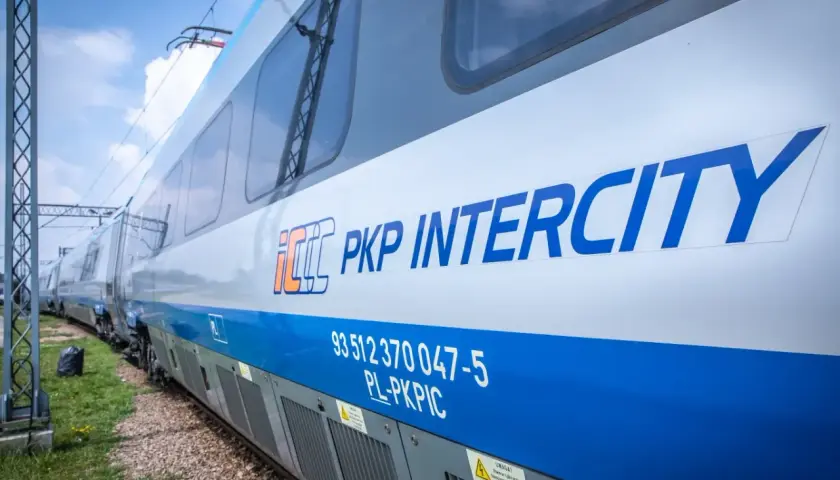 Pociąg PKP Intercity z napisem na boku. Upewnij się, że masz bilet, aby uniknąć mandatu.