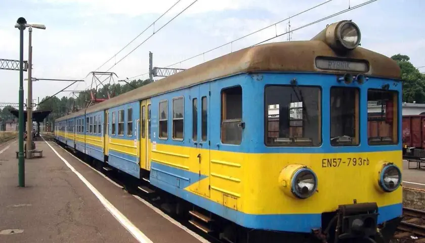 Niebiesko-żółty pociąg EN57-793rb, popularnie zwany "kibel", stoi na stacji Rybnik.