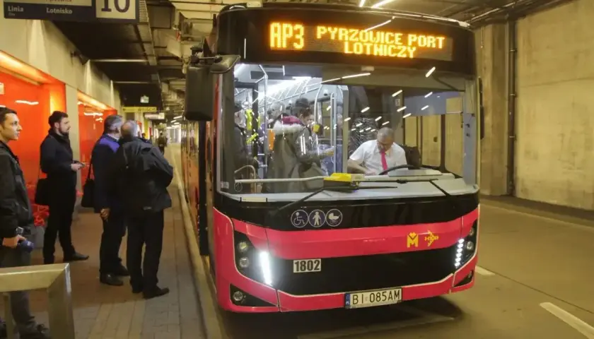 Autobus AP3 z Rzeszowa do Katowice Lotnisko Pyrzowice stoi na przystanku. Pasażerowie czekają na wejście.
