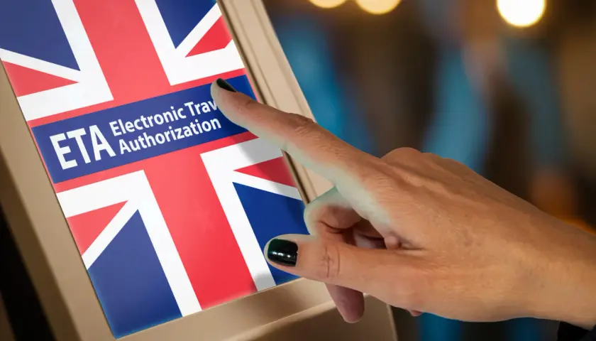 Palec dotyka ekranu z flagą Wielkiej Brytanii i napisem "ETA Electronic Travel Authorization". Czy do Szkocji potrzebny jest paszport? ETA może być odpowiedzią.