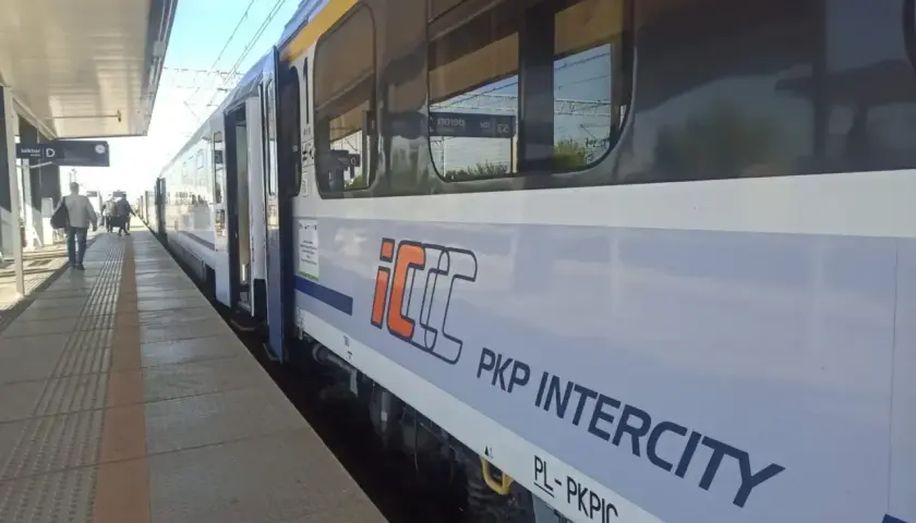 Pociąg PKP Intercity na peronie, gotowy do podróży ze Szczecina do Łodzi.