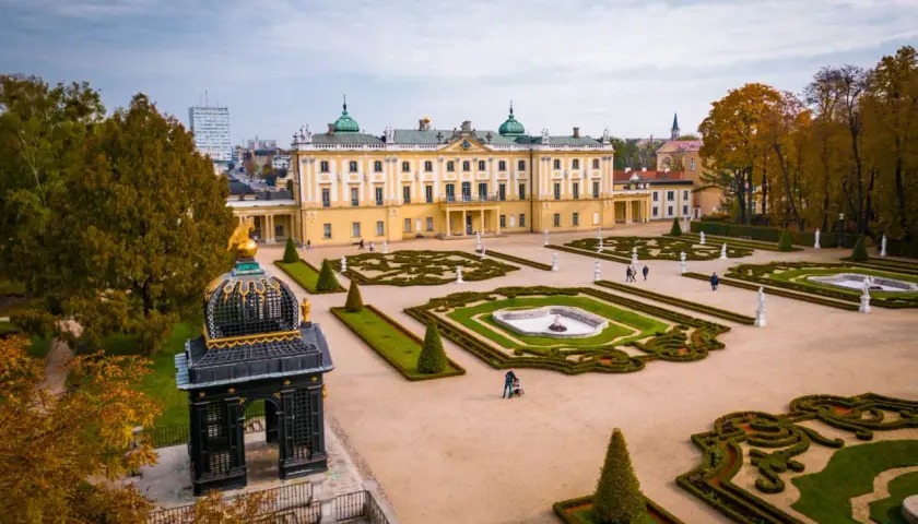 Pałac Branickich w Białymstoku i okolice atrakcje. Ogrody w stylu francuskim, fontanny i zabytkowa altana.