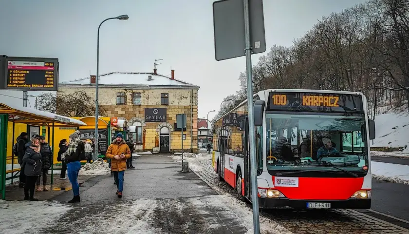 Autobus do Karpacza: Skąd i jak dojechać bez stresu?