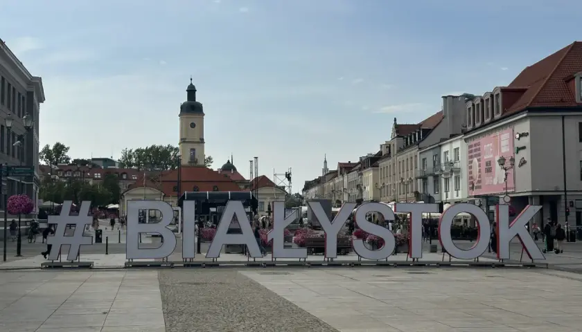 #Białystok wita! Wielkie litery na placu miejskim zapraszają do odkrywania uroków miasta.
