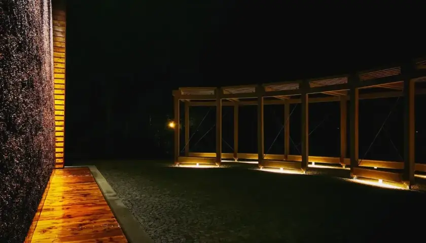 Wieczorem w Kudowie-Zdroju spacer po oświetlonej tężni i drewnianej altanie to świetny pomysł.