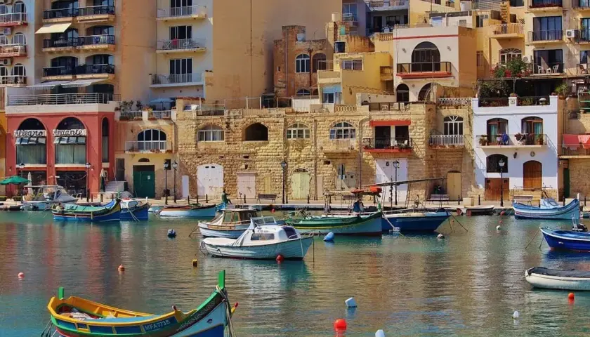 Malta, z jej kolorowymi łodziami i kamiennymi budynkami, zachęca do podróży. Czy na Maltę potrzebny paszport? Tak, jeśli nie jesteś obywatelem UE.