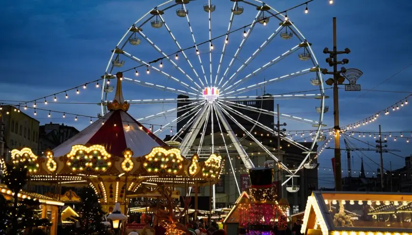Magiczny jarmark bożonarodzeniowy Katowice nocą. Karuzela, diabelski młyn i świąteczne iluminacje tworzą bajkową atmosferę.
