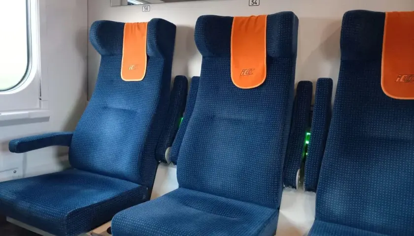 Rozkład miejsc w wagonie 4 Pendolino. Siedzenia w kolorze granatowym z pomarańczowymi zagłówkami.
