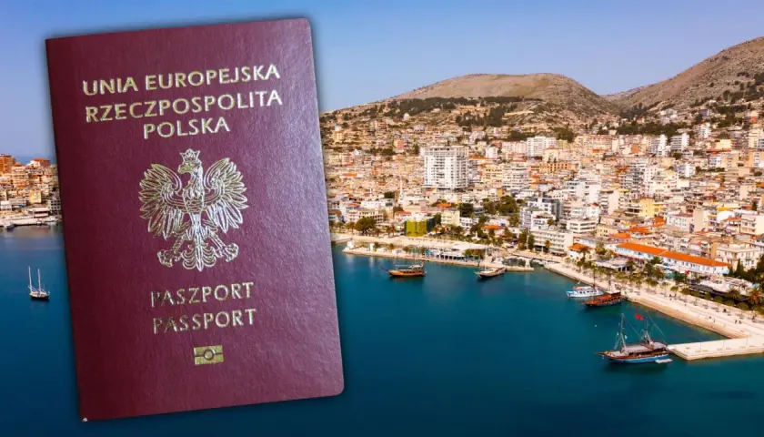 Polski paszport na tle malowniczego albańskiego wybrzeża. Czy do Albanii potrzebny paszport? Tak, dla obywateli Polski jest on niezbędny.