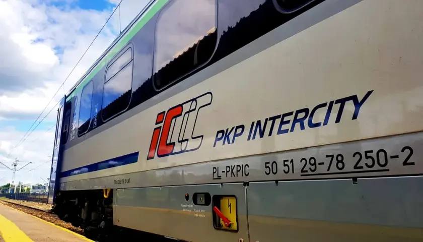 Czy można palić w pociągu? Przepisy i kary (do 1900 zł)