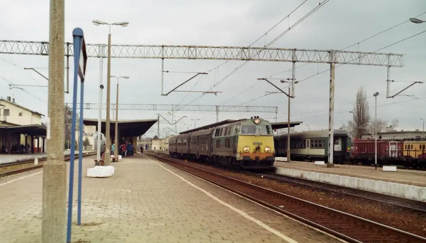 Pociąg PKP na stacji w Laskowicach Pomorskich.