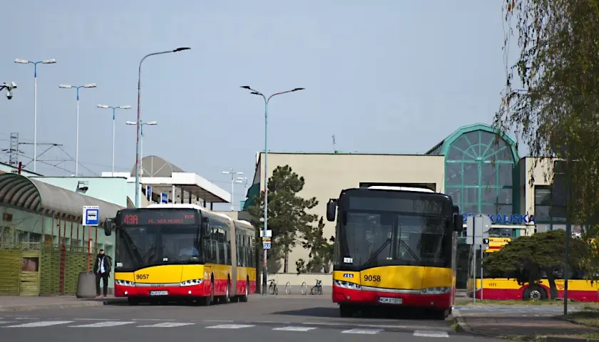 Łódź Kaliska: Gdzie odjeżdżają autobusy zastępcze? Sprawdź zanim ruszysz!