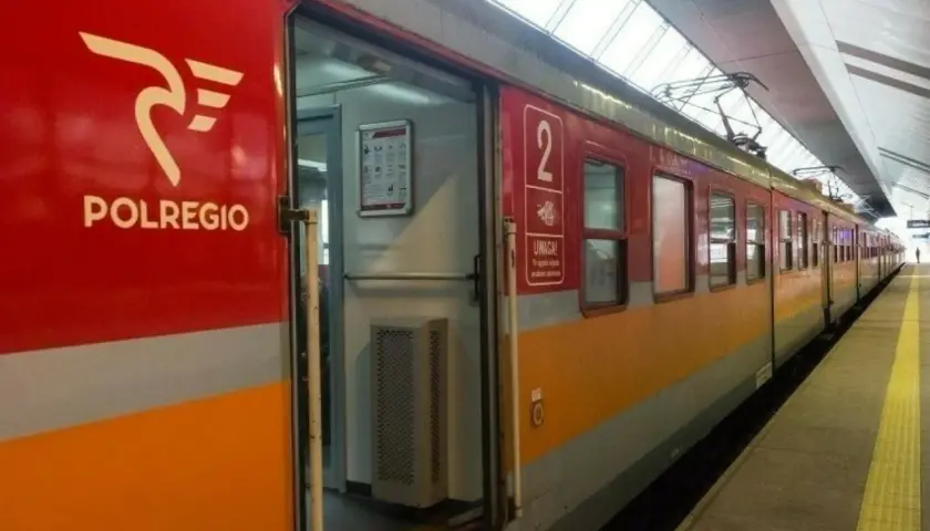 Pociąg Polregio na stacji, gotowy do podróży. Może jedzie w stronę zielonej góry Żagań?