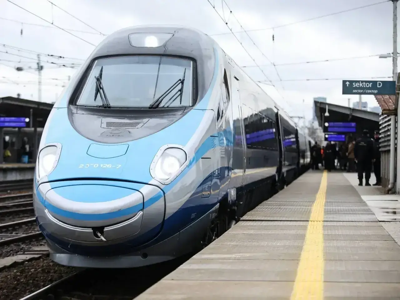 Nowy Pendolino czeka na pasażerów. Studenci mogą liczyć na **zniżkę studencką na pociąg** i podróżować taniej.