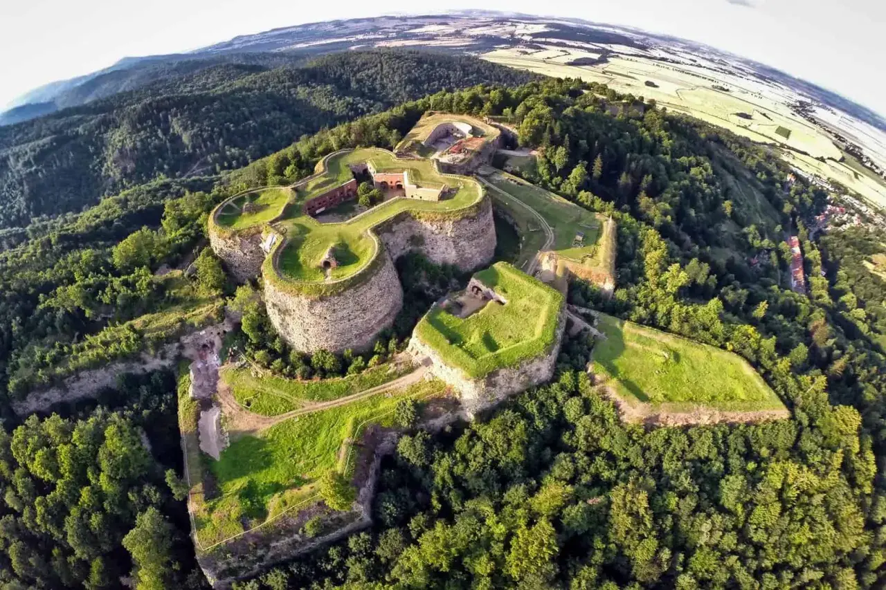 Forteca Srebrna Góra, idealna na wycieczki jednodniowe z Wrocławia, w otoczeniu zielonych wzgórz.