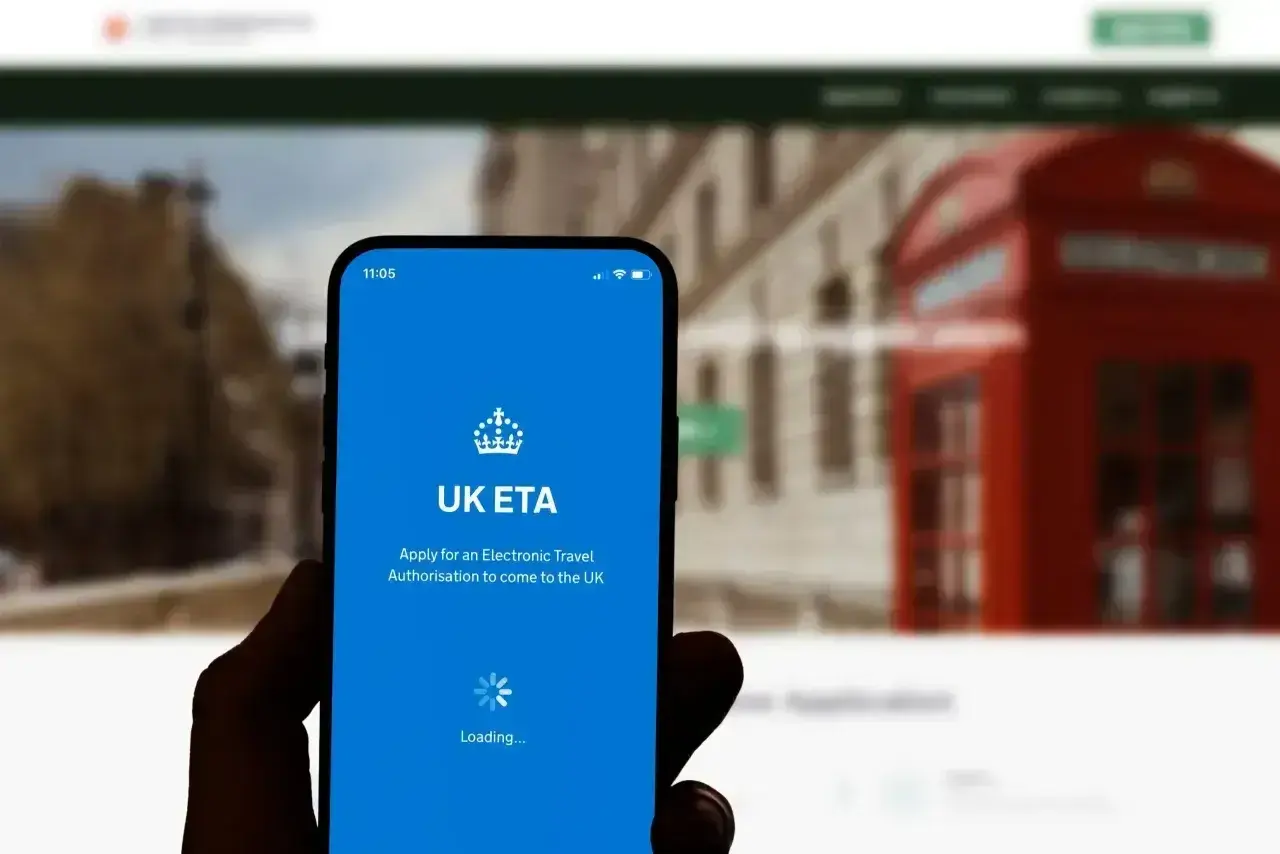 Planujesz podróż do Londynu? Aplikacja UK ETA ułatwia uzyskanie autoryzacji podróży. Sprawdź, czy do Londynu trzeba paszport, czy wystarczy ETA.