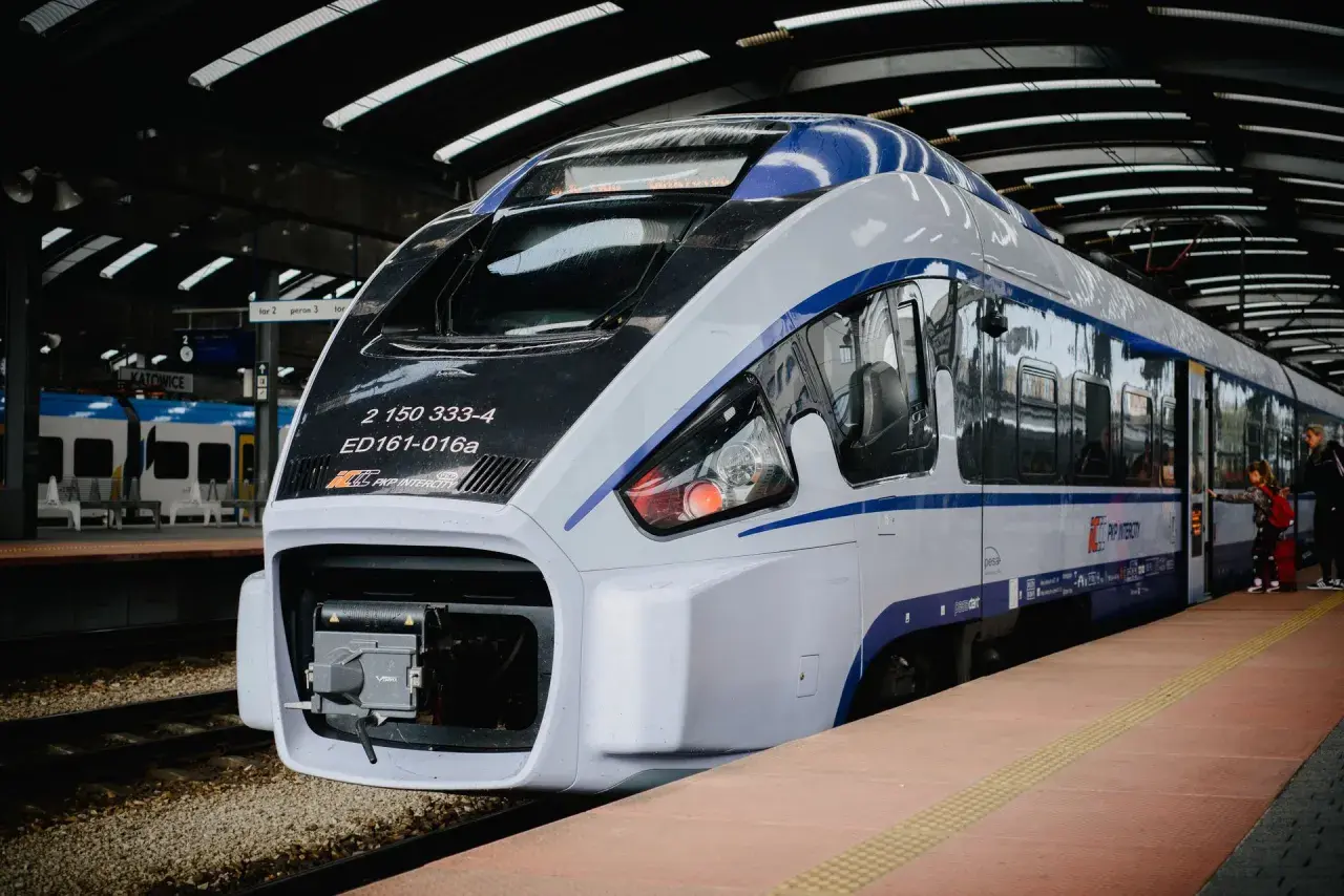 Nowoczesny pociąg PKP Intercity "Hańcza" na peronie.