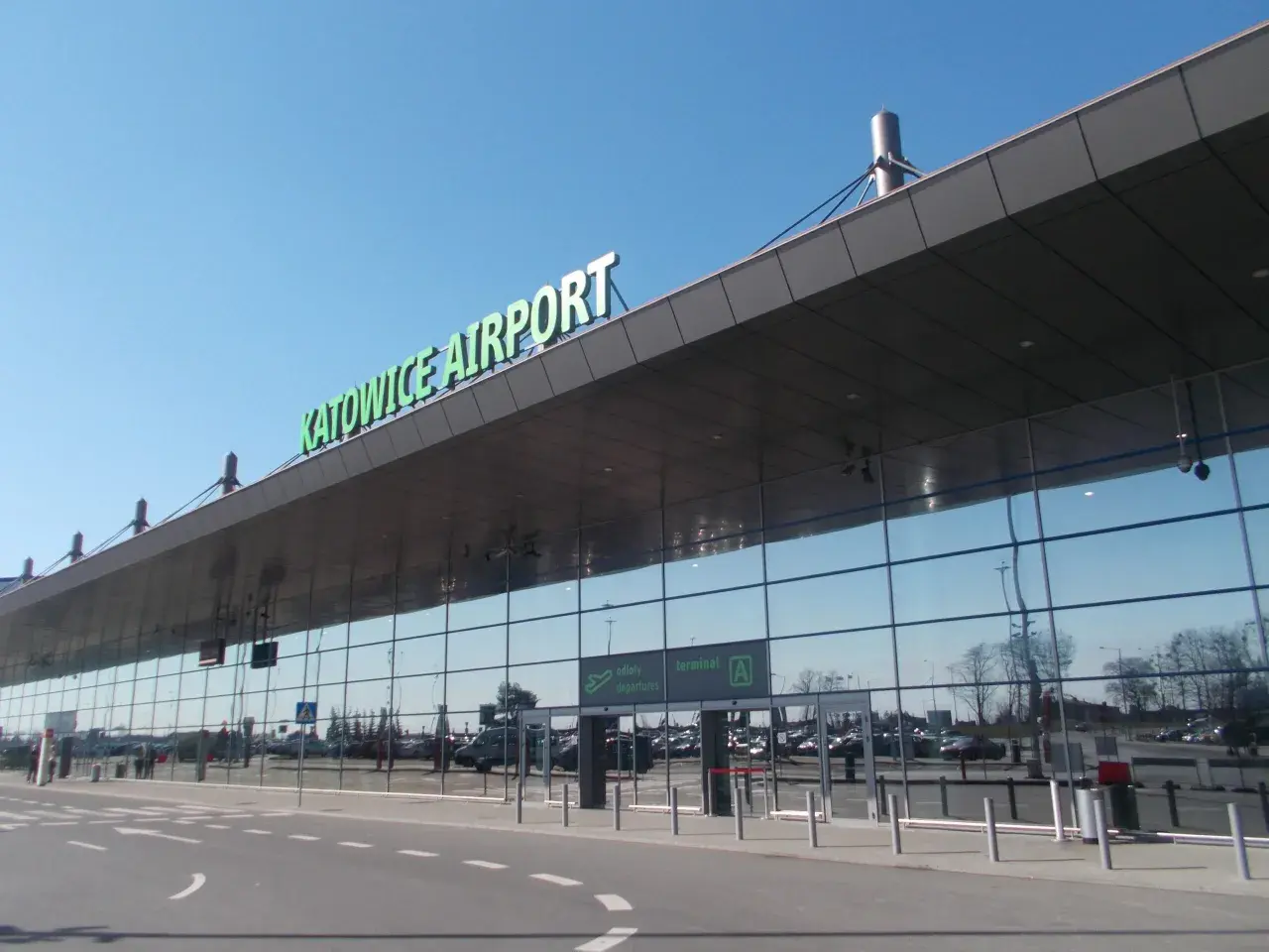 Nowa łódź czeka na pasażerów na lotnisku Katowice.