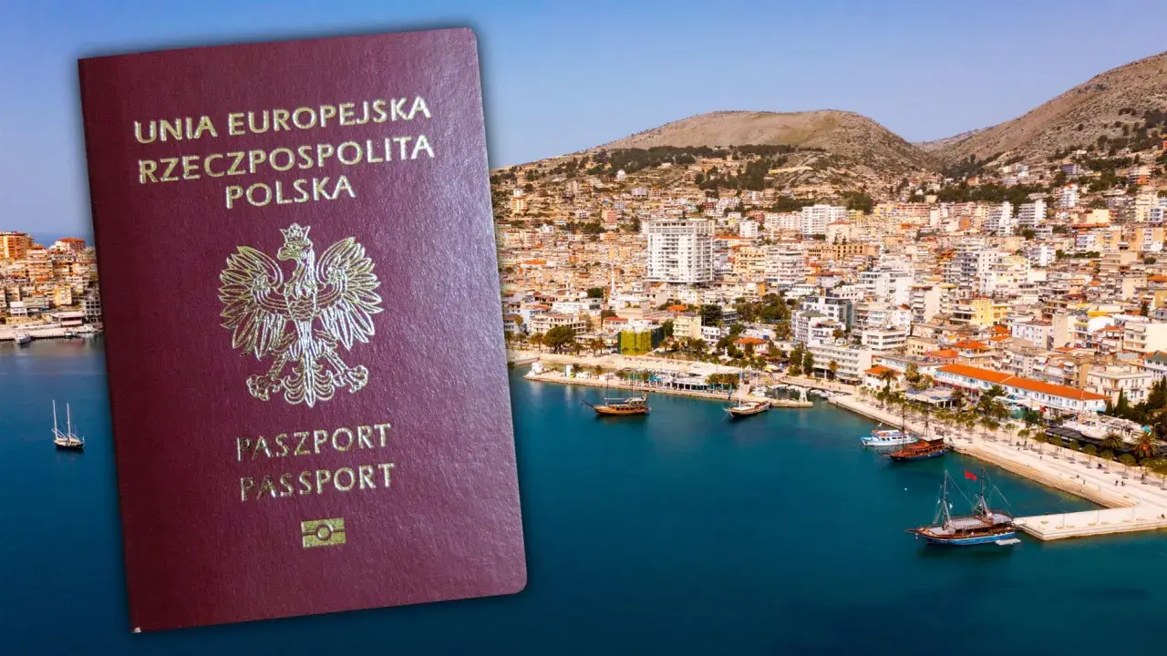 Polski paszport na tle malowniczego albańskiego wybrzeża. Czy do Albanii potrzebny paszport? Tak, dla obywateli Polski jest on niezbędny.