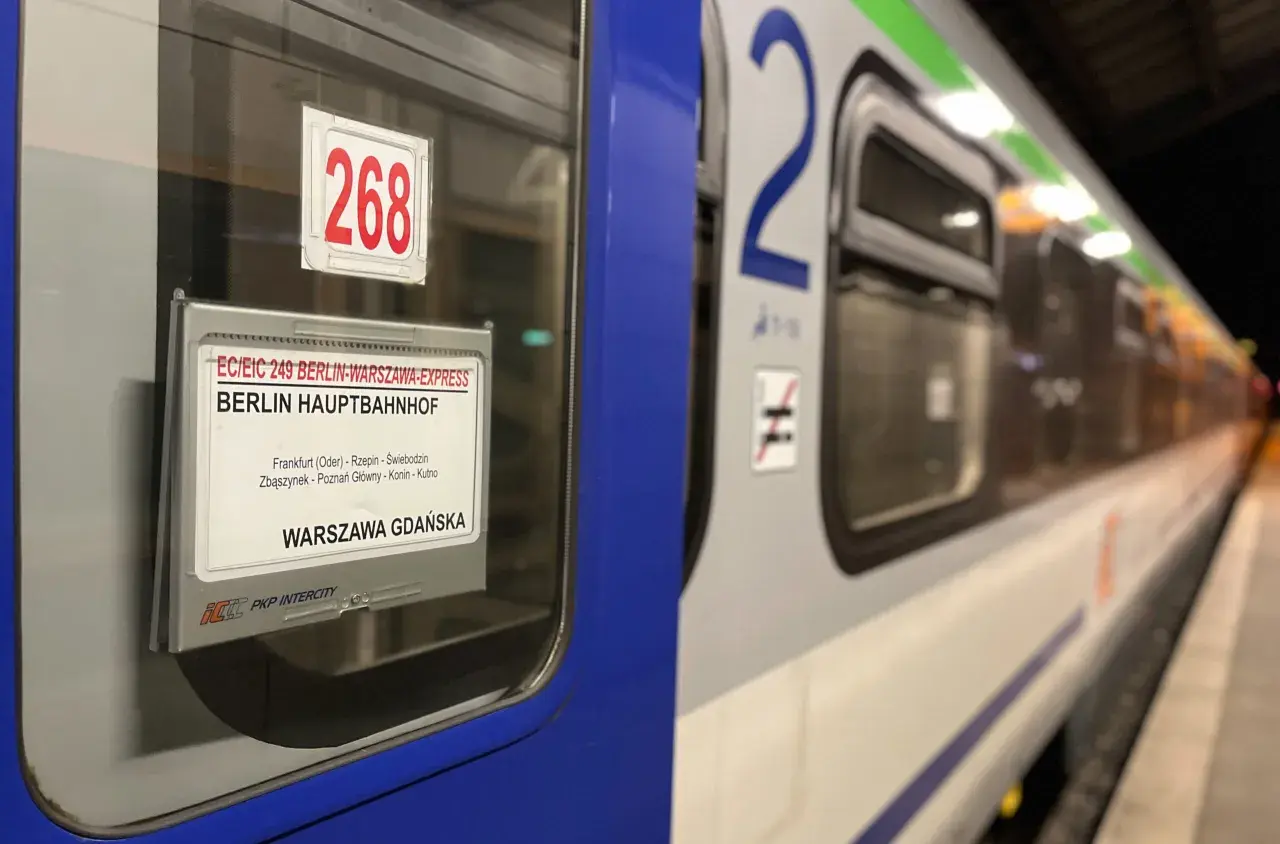 Pociągi międzynarodowe z Polski: Berlin-Warszawa Express, numer 268, z logo PKP Intercity.