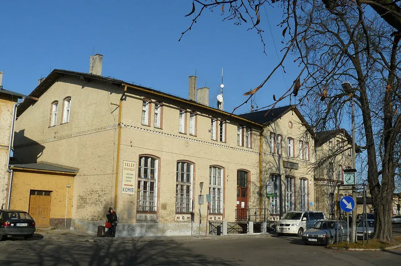 Budynek dworca PKP w Jabłonowie Pomorskim, z widocznym sklepem spożywczym i komisem.