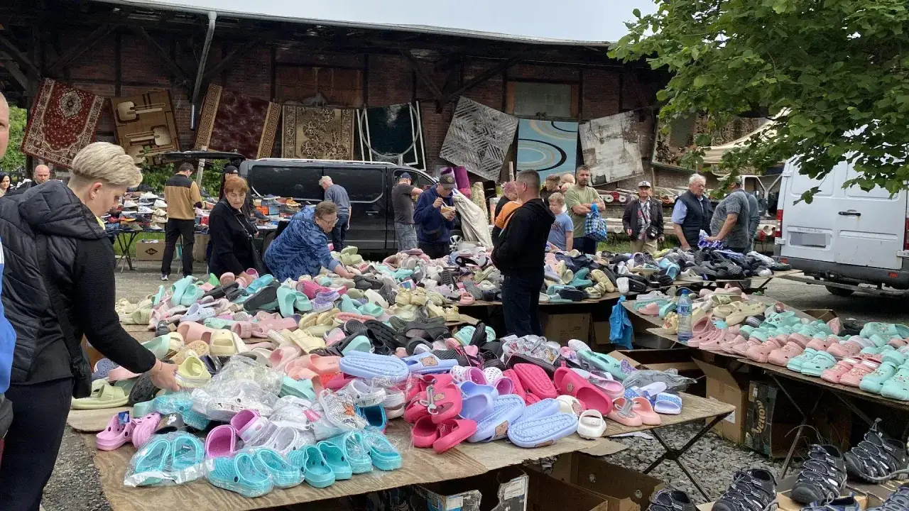 Tłumy ludzi na pchlim targu we Wrocławiu Świebodzkim, gdzie sprzedawane są dywany i mnóstwo kolorowych klapków.