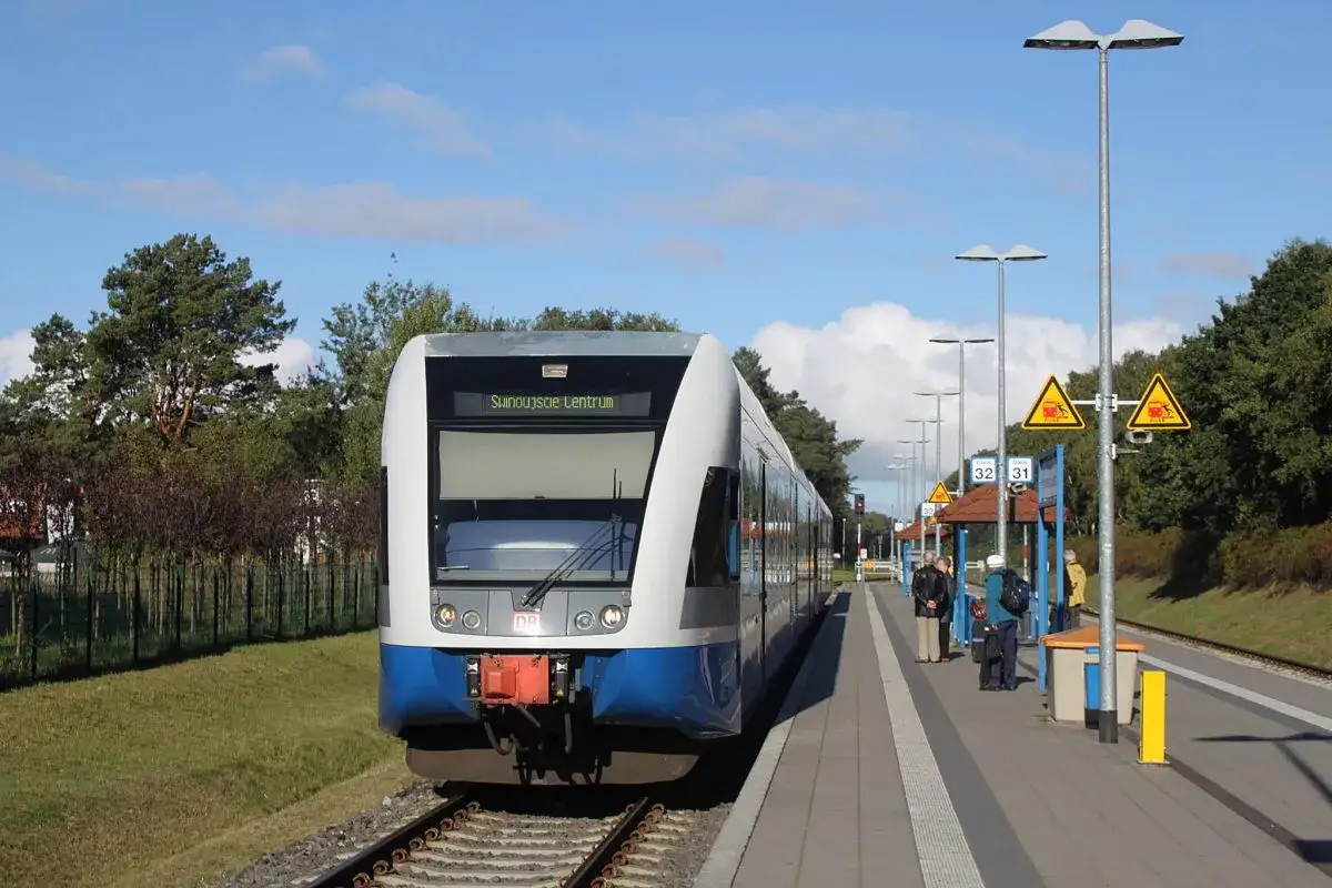 Pociąg Świnoujście Ahlbeck stoi na peronie.
