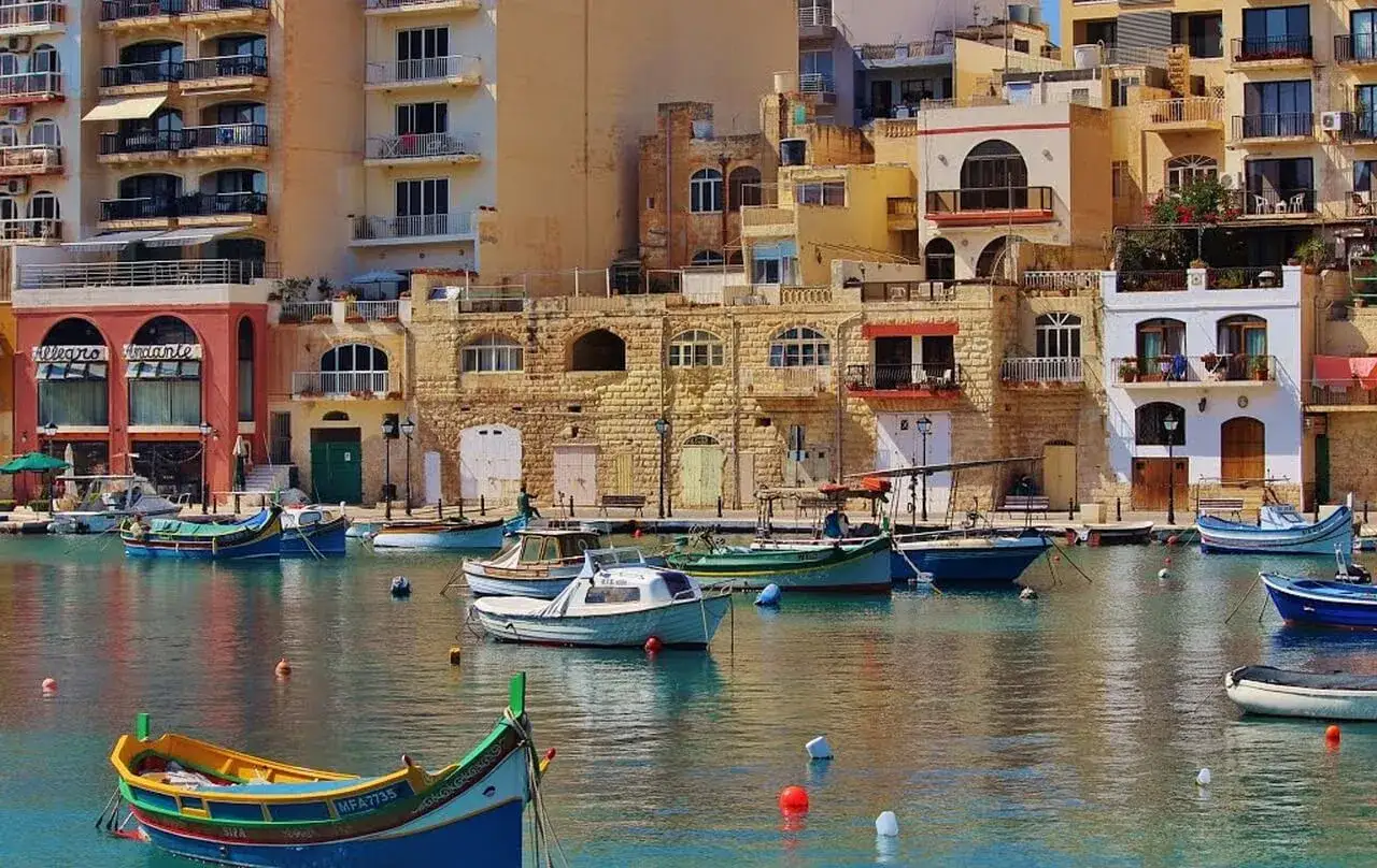 Malta, z jej kolorowymi łodziami i kamiennymi budynkami, zachęca do podróży. Czy na Maltę potrzebny paszport? Tak, jeśli nie jesteś obywatelem UE.
