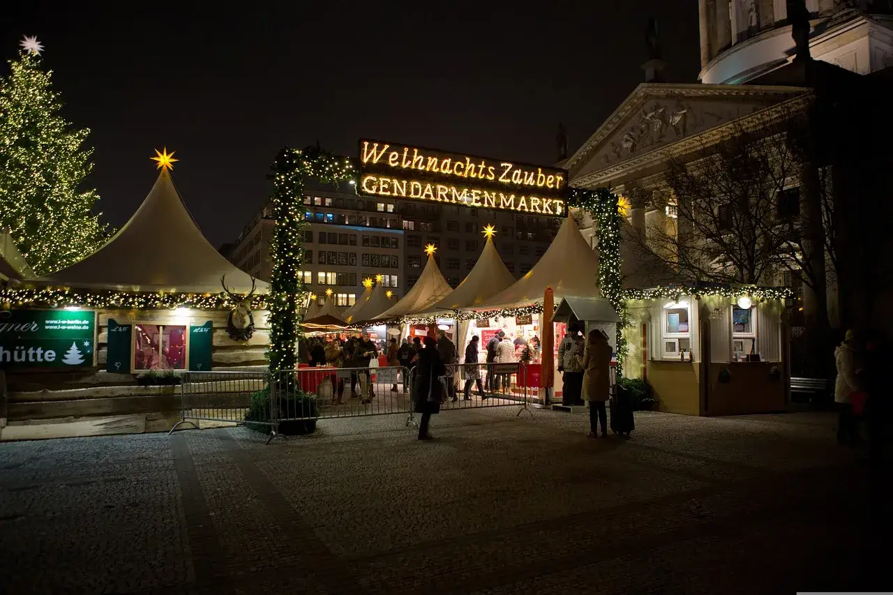 Magiczny jarmark bożonarodzeniowy w Berlinie, Gendarmenmarkt, rozświetlony choinką i iluminacjami.