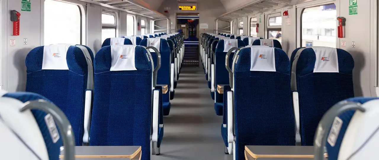 Puste siedzenia w wagonie Intercity. Szukasz swojego miejsca? Spójrz na numer wagonu i numer miejsca na bilecie.