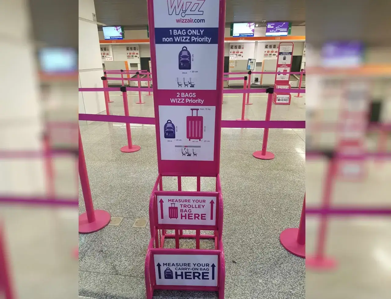 Wizzair wymiary bagażu: stojak do mierzenia bagażu podręcznego i wózka. Sprawdź, czy Twój bagaż spełnia wymogi Wizzair.