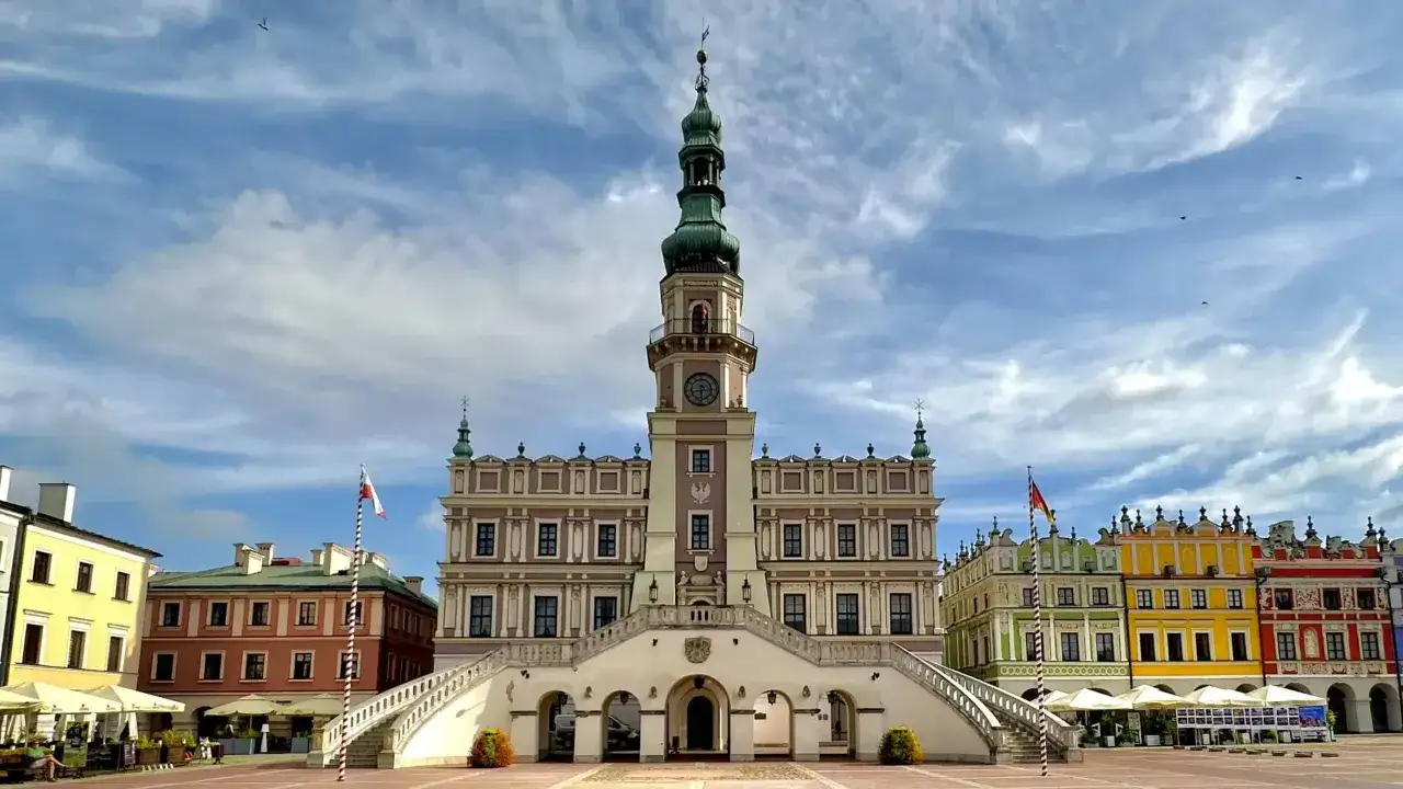 Ratusz i kolorowe kamienice na Rynku Wielkim w Zamościu, perle renesansu i zabytkowym Zamość stare miasto.